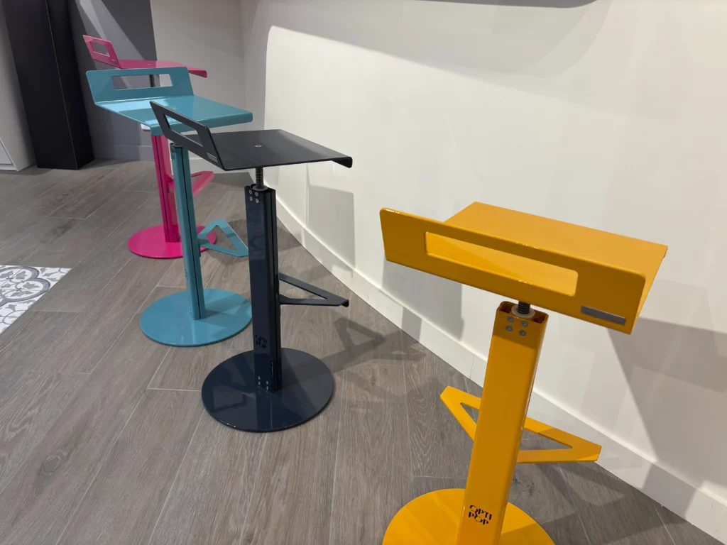 Gamme de tabourets Optipop en métal, coloris rose, turquoise, noir et jaune