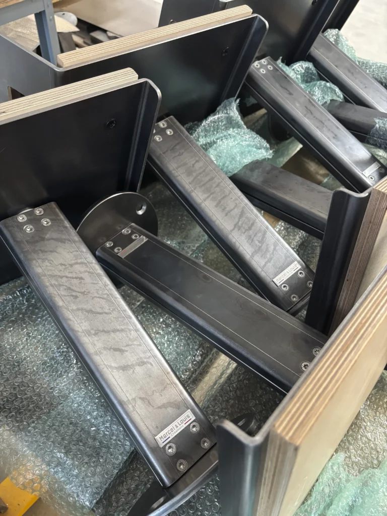 Pieds de tabouret en métal noir en cours d'assemblage, fabrication artisanale française
