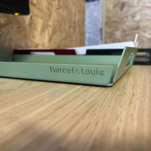 Plateau en métal vert sauge gravé Marcel & Louis, mobilier design fabriqué en Bretagne